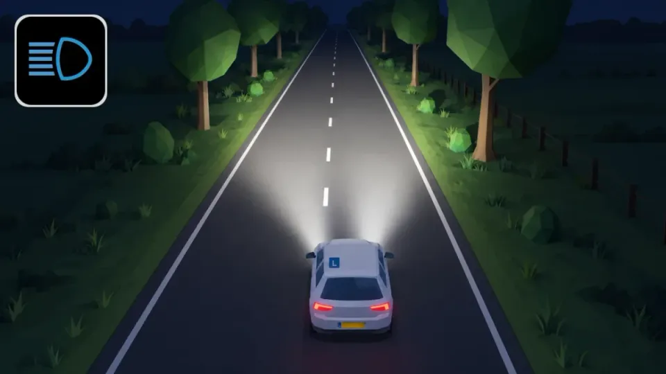 De lesauto rijdt in het donker op een lege weg met grootlicht aan. Het licht schijnt ver vooruit. Linksboven zie je het grootlicht symbool: een blauwe lamp met rechte strepen.