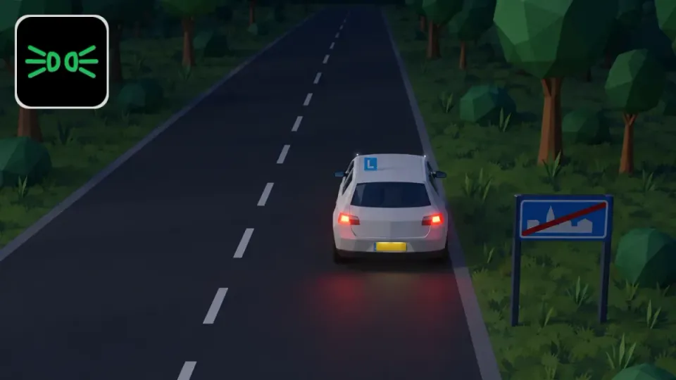 This learner car is standing still on the carriageway outside a built-up area in the dark. The side lights and the red rear lights are on. Top left you see the side light symbol: two small green lamps.