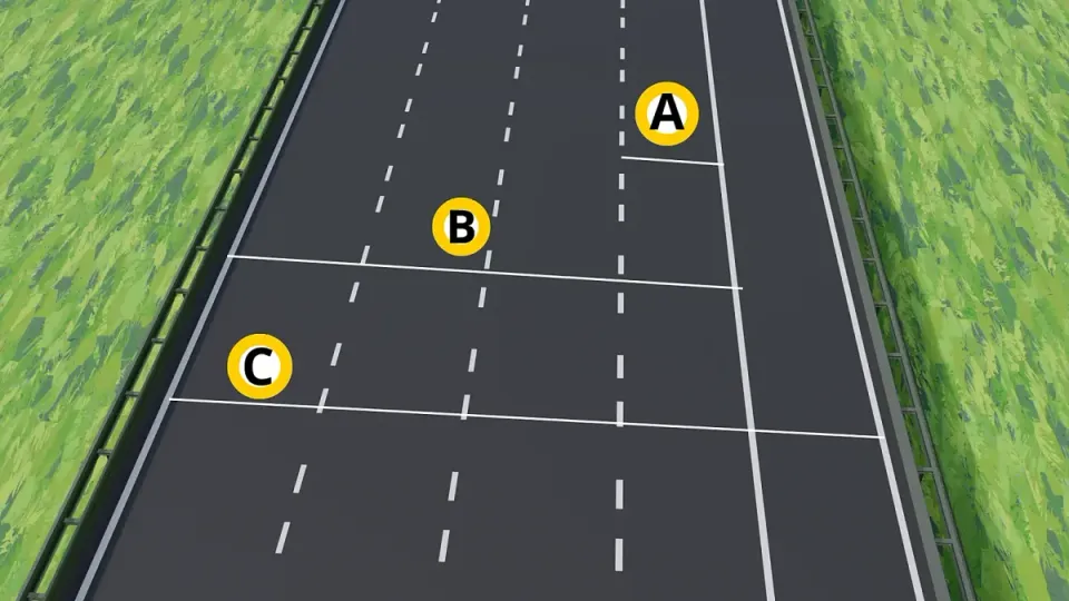 Snelweg met letters bij een rijstrook, de rijbaan en de weg