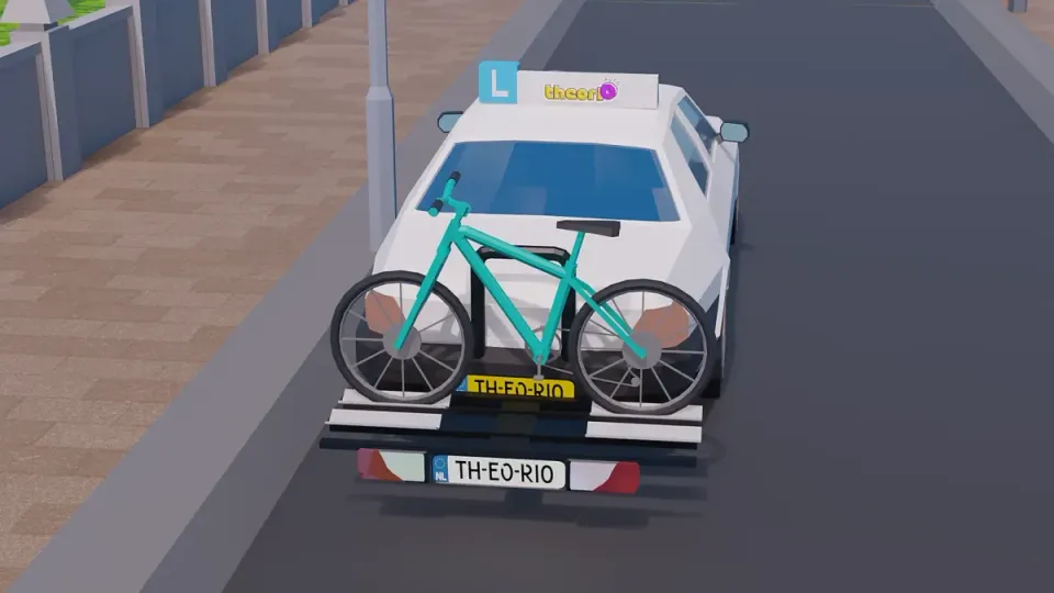 Een fiets op een fietsendrager. De drager heeft een eigen lichtbalk en een witte kentekenplaat, want de fiets dekt de lichten van de auto af.