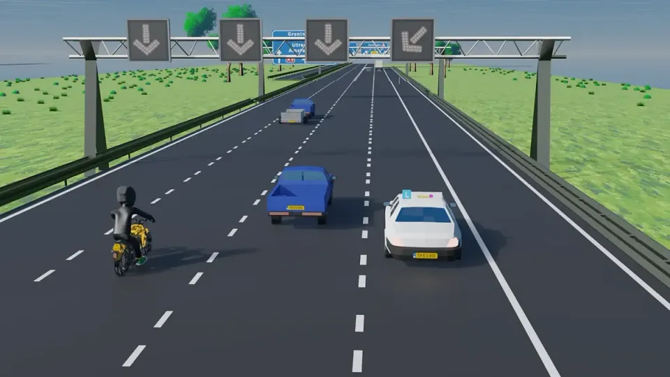 Matrixborden boven de snelweg met een witte schuine pijl naar links boven de rechterstrook