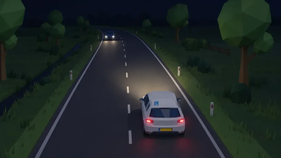 In het donker komt er een tegenligger aan op de linker rijstrook. De lesauto is op tijd teruggeschakeld naar dimlicht, zodat hij de tegenligger niet verblindt.