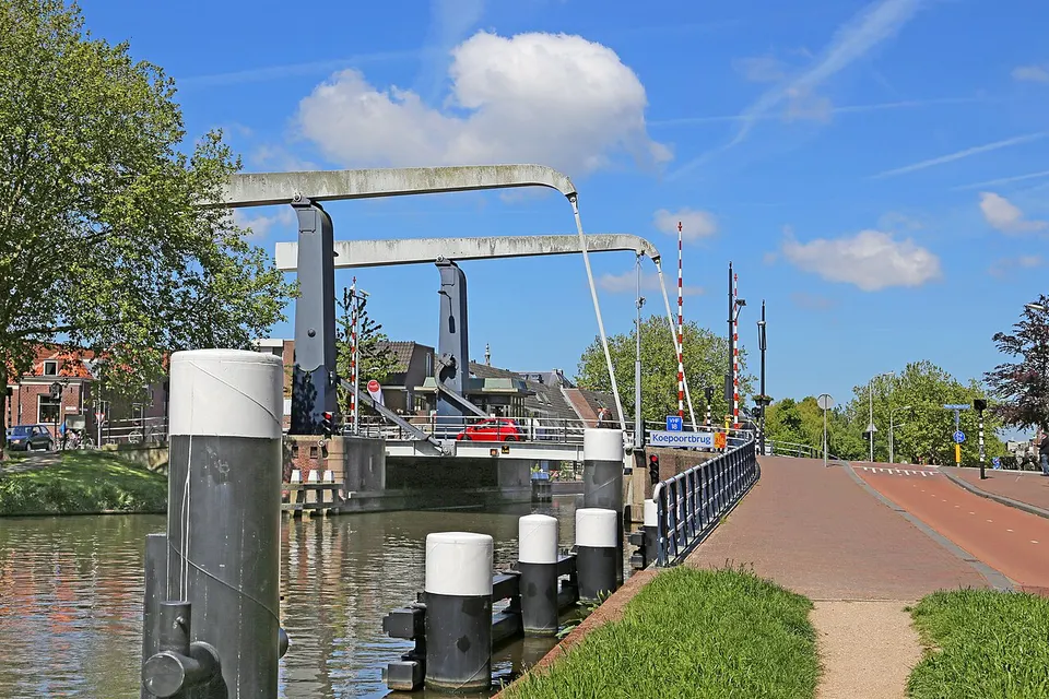 Brug over het water — omgeving van Delft