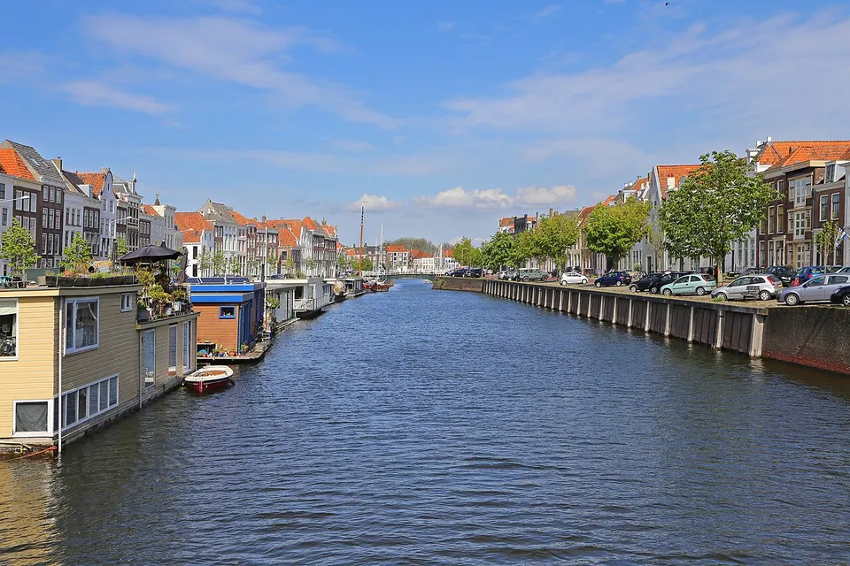 Water met gebouwen langs de kant — omgeving van Middelburg