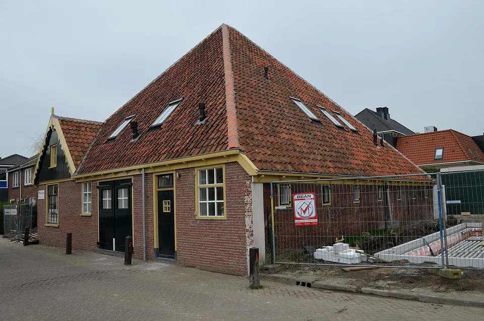 Oudere gebouwen langs de straat — omgeving van Uitgeest
