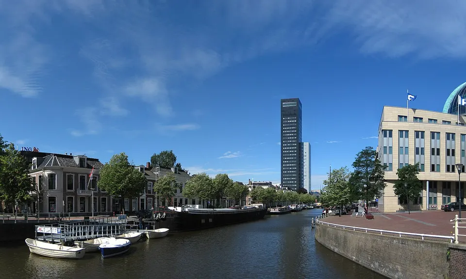 Water met gebouwen langs de kant — omgeving van Leeuwarden