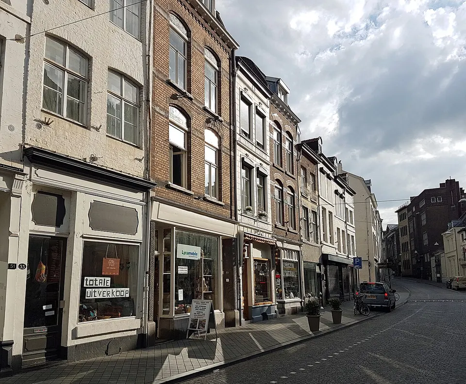 Straat met gebouwen — omgeving van Maastricht