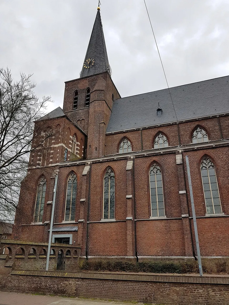 De Sint-Willibrorduskerk — omgeving van Deurne