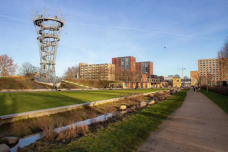 Groene strook bij stadsgebouwen — omgeving van Tilburg