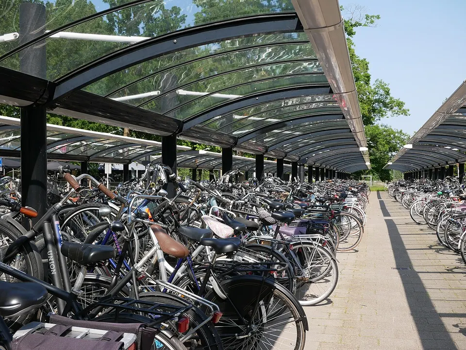 Fietsenstalling bij het station — omgeving van Ommen