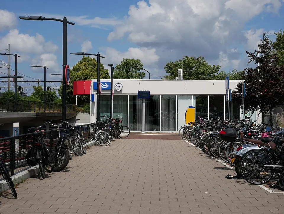 Stationsgebouw met fietsen — omgeving van Voorschoten