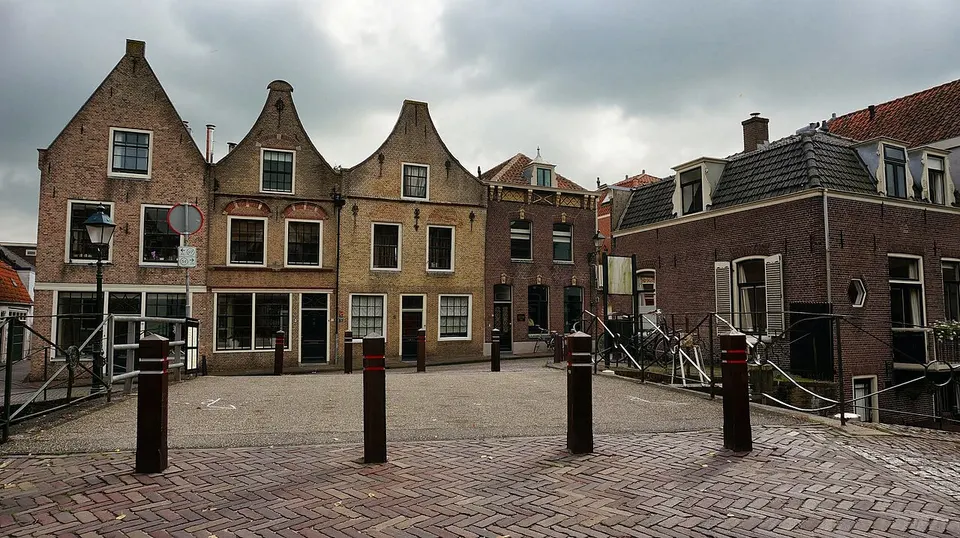 Oudere gebouwen langs de straat — omgeving van Oudewater