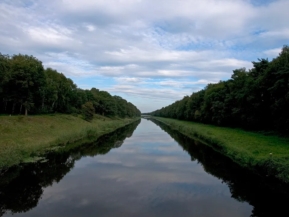 Water with green banks — area around Drunen