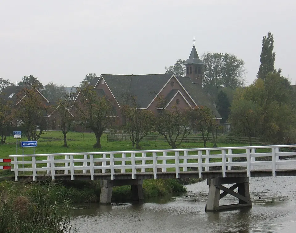 Brug over het water — omgeving van Alblasserdam