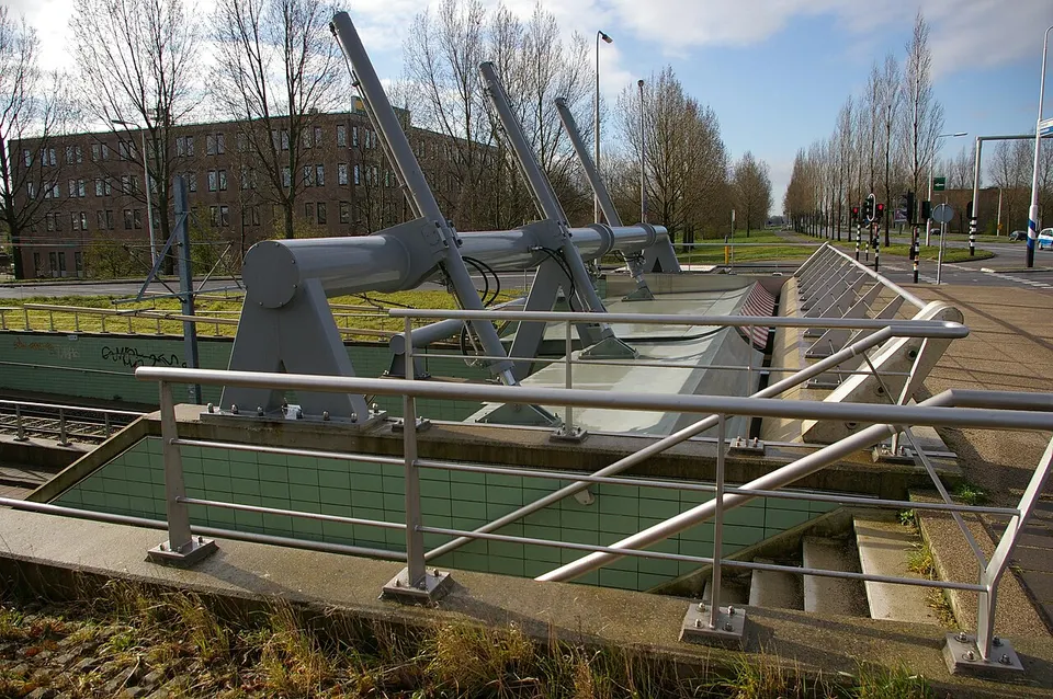 Waterkering bij het groen — omgeving van Amstelveen