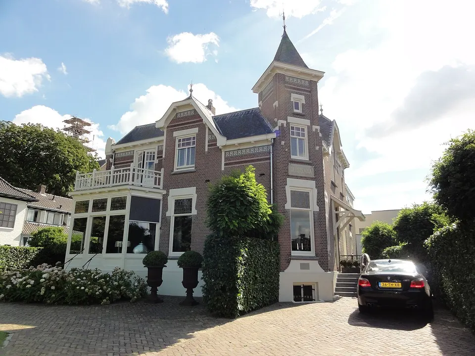 Ouder gebouw met tuin — omgeving van Beneden-Leeuwen