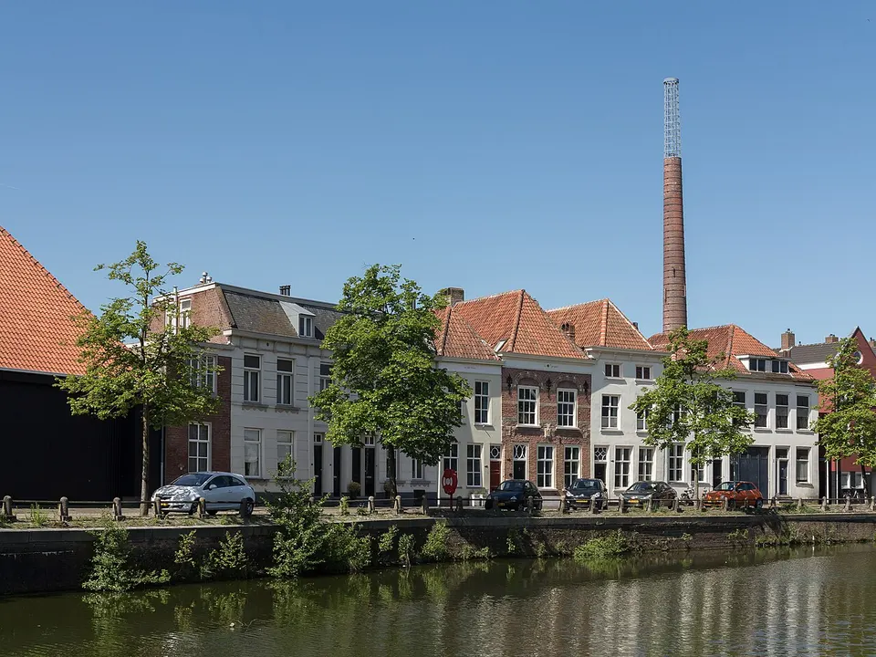 Water met gebouwen langs de kant — omgeving van Bergen op Zoom