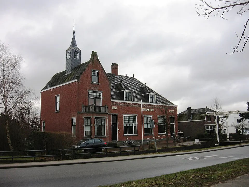 Oudere gebouwen langs de straat — omgeving van Bergschenhoek