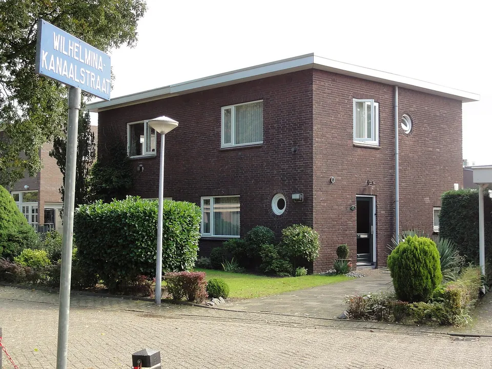 Gebouw aan de Wilhelminakanaalstraat — omgeving van Best