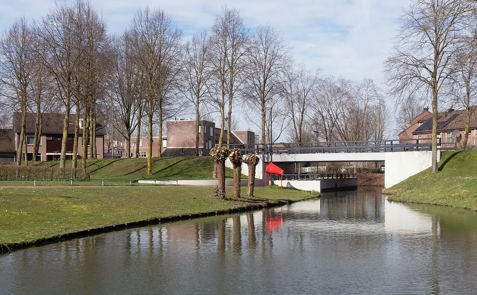 Watergang met brug en groen — omgeving van Beuningen