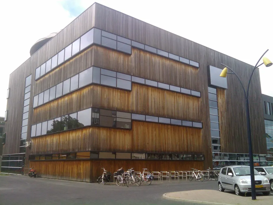 Bibliotheekgebouw — omgeving van Heerhugowaard