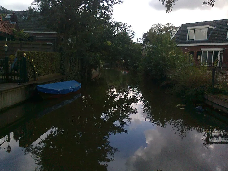 Water met een bruggetje — omgeving van Vleuten