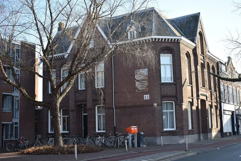 Oudere gebouwen langs de straat — omgeving van Roosendaal