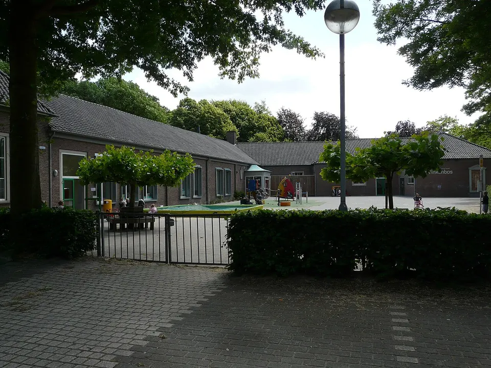 School building and forecourt — area around St. Willebrord