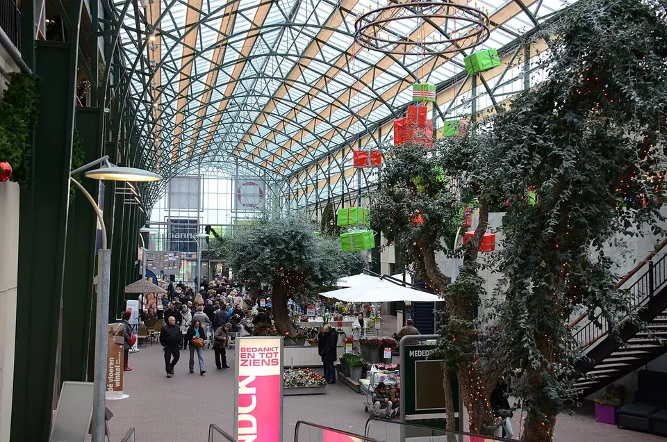 Overdekt winkelcentrum — omgeving van Duiven