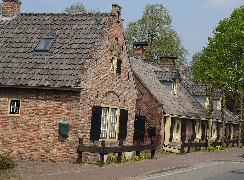 Oudere gebouwen langs de straat — omgeving van Eemnes