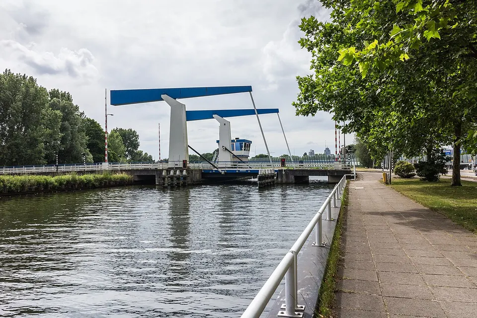 Brug over het water — omgeving van Diemen