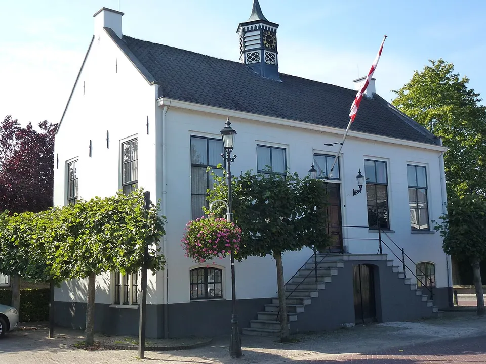 Oudere gebouwen langs de straat — omgeving van Mierlo