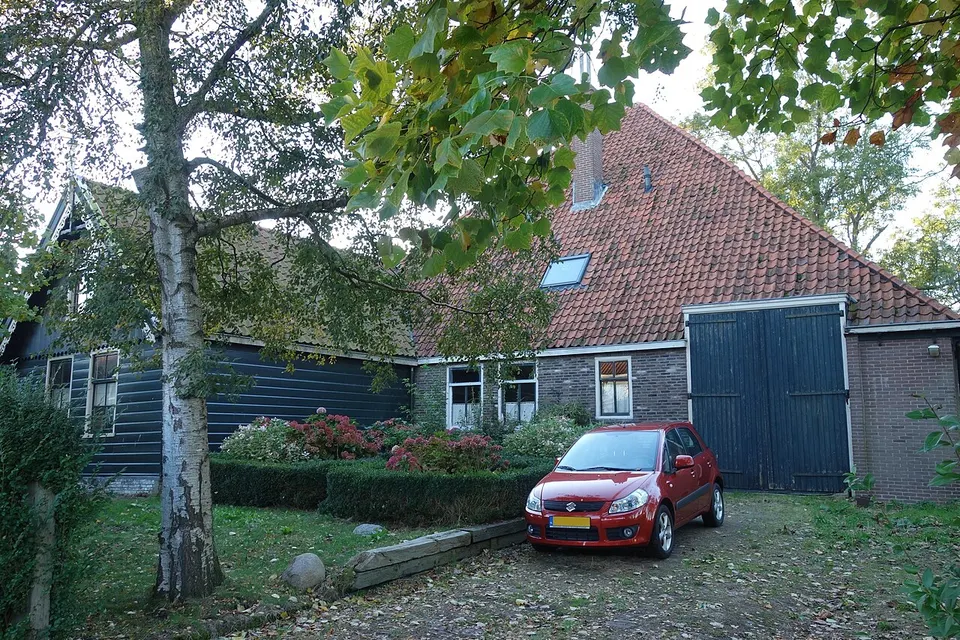 Stolpboerderij aan de Dorpsstraat in Assendelft — omgeving van Velserbroek