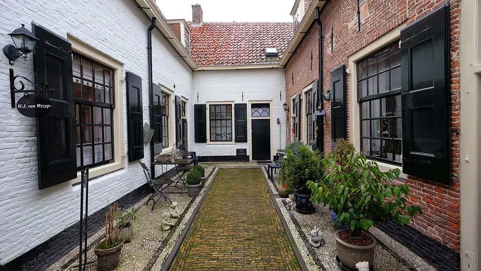 Oudere gebouwen langs de straat — omgeving van Elburg
