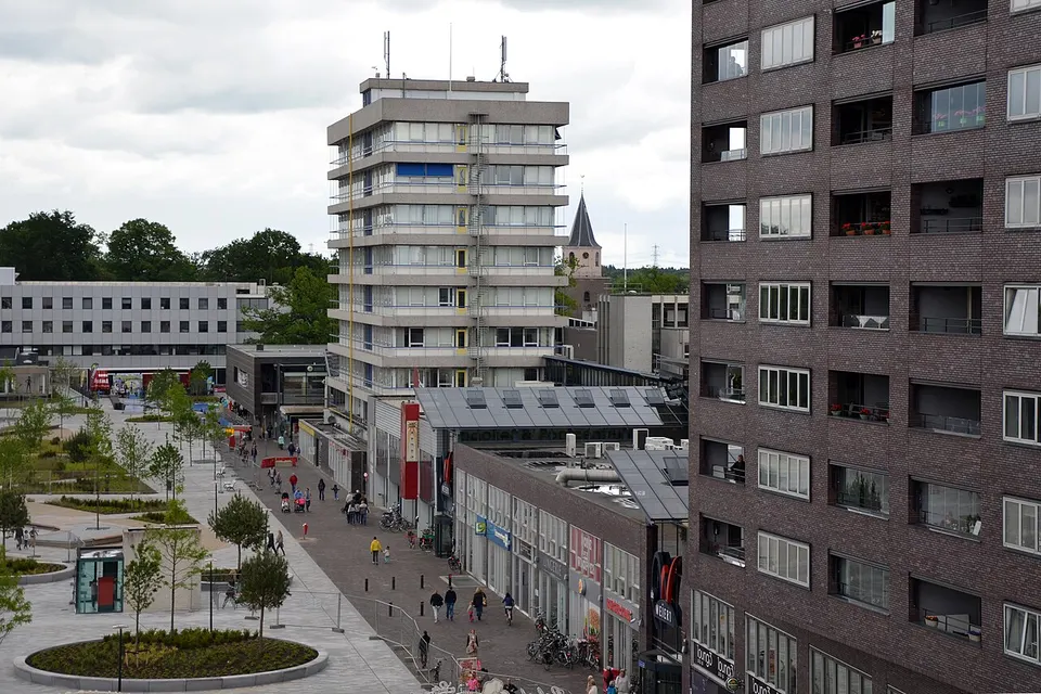 Plein met gebouwen — omgeving van Emmen