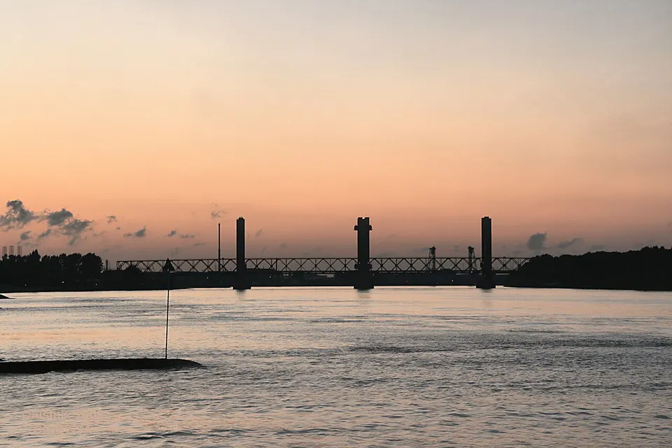 Brug over breed water — omgeving van Spijkenisse
