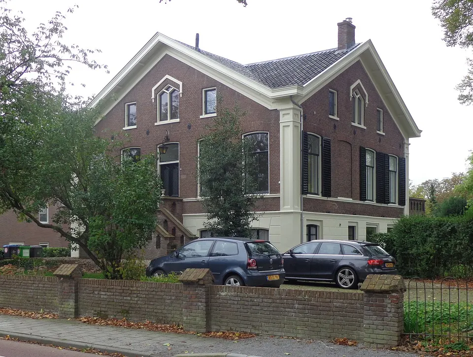 Oudere gebouwen langs de straat — omgeving van Geldermalsen