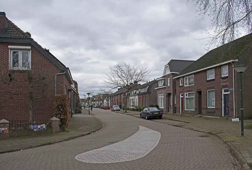 Straat met gebouwen — omgeving van Geldrop