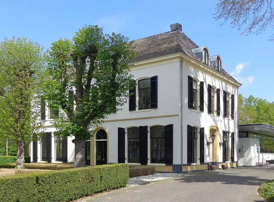 Building on Spoorstraat — area around Putten