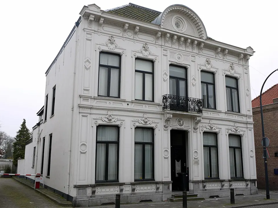 Oudere gebouwen langs de straat — omgeving van Waalwijk