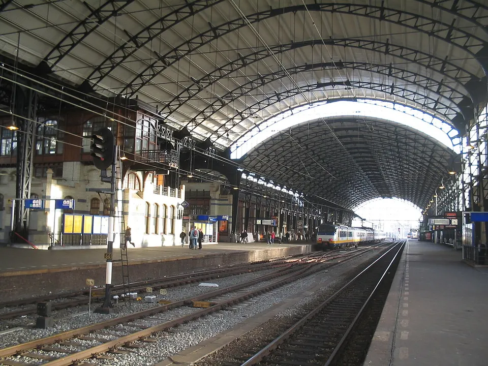 Overdekte stationshal — omgeving van Haarlem