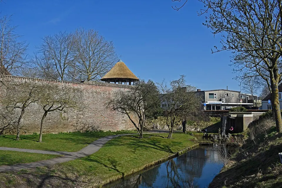 Stadsmuur met groen eromheen — omgeving van Hattem
