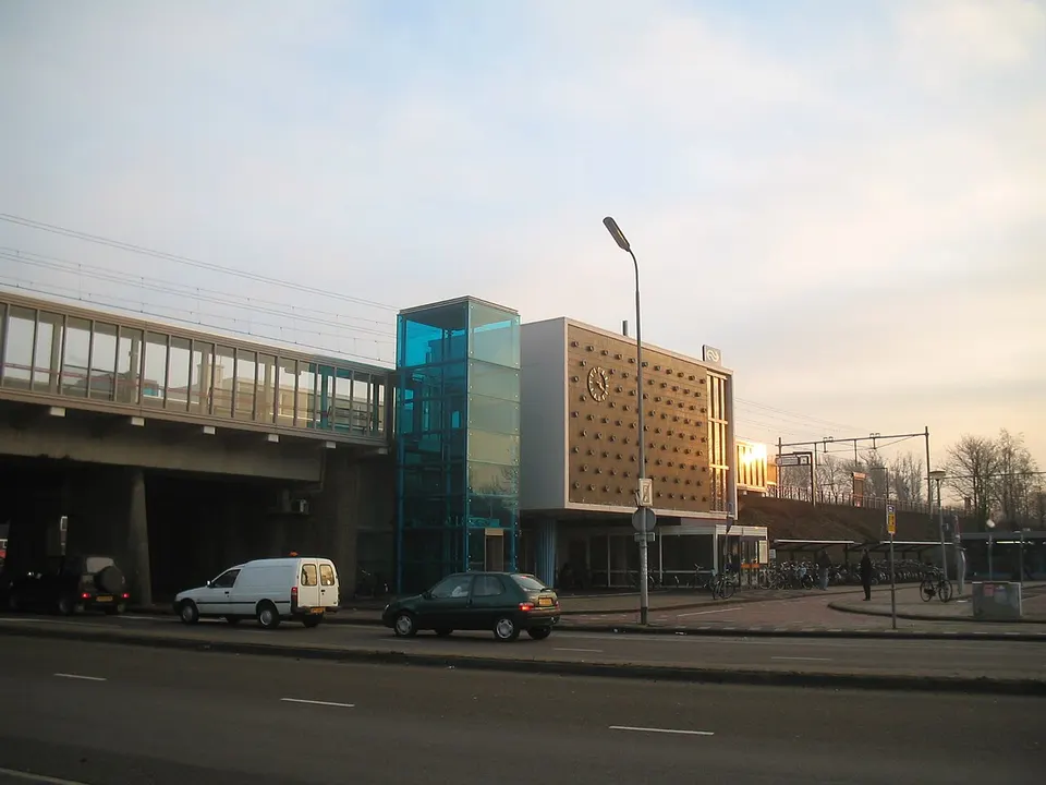Station building and surroundings — area around Heemstede