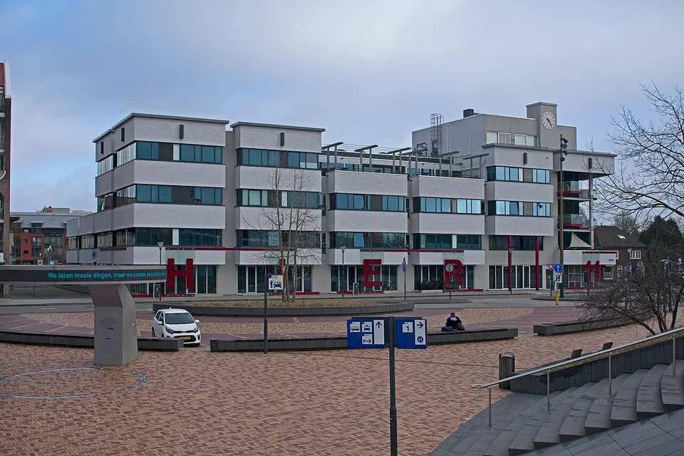 Gebouwen aan een straat — omgeving van Helmond