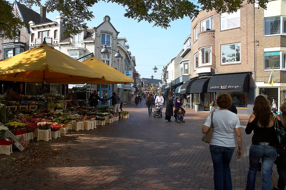 Straat met gebouwen — omgeving van Hilversum