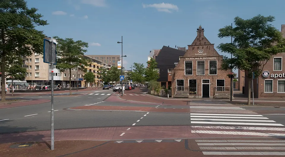 Oudere gebouwen langs de straat — omgeving van Hoogeveen