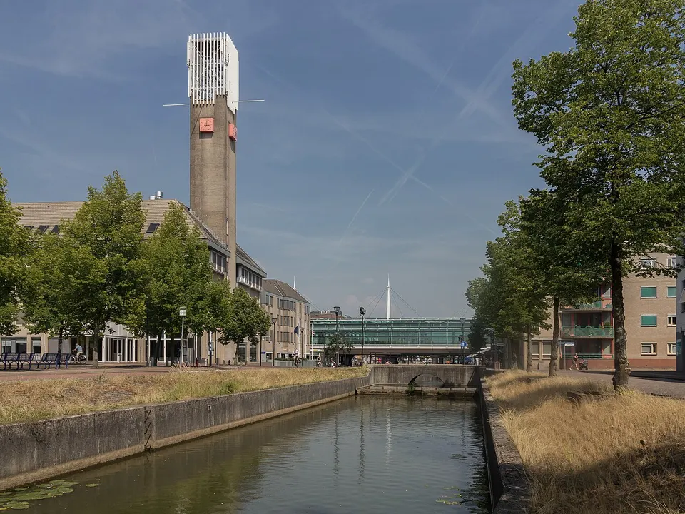 Water met gebouwen langs de kant — omgeving van Houten