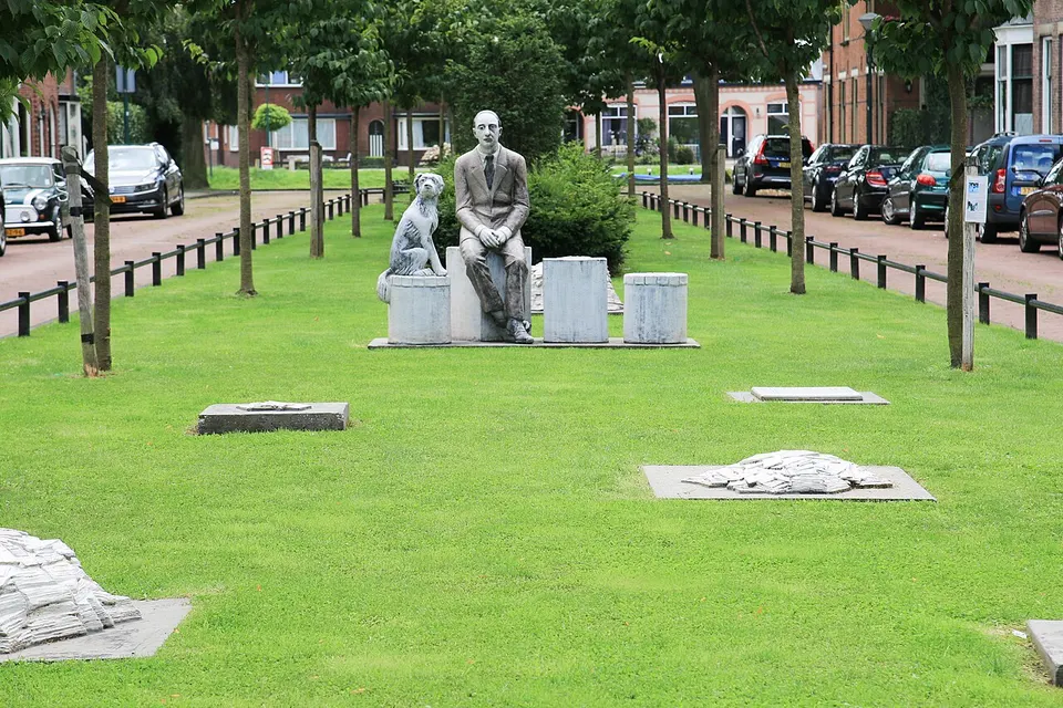 Groen plein met gedenkteken — omgeving van Woerden