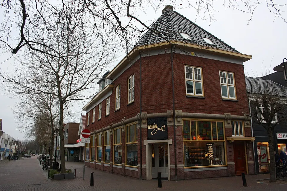 Gebouw aan de Kanaalstraat — omgeving van Lisse