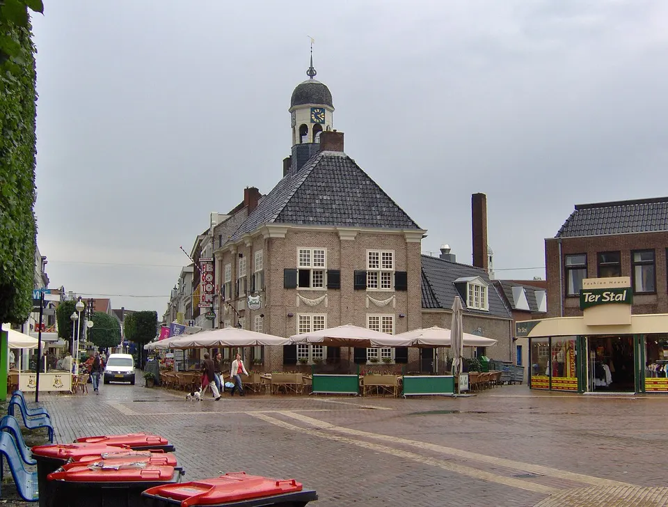 Plein met gebouwen — omgeving van Almelo